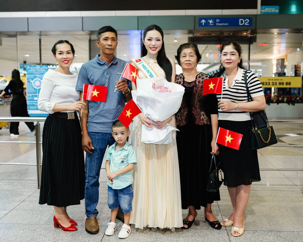 Gallery - Hoa hậu Kiều Duy mang 100 kg hành lý, 30 bộ trang phục sang Nhật sẵn sàng cho cuộc thi Miss International 2025 | Moli Star - image 2