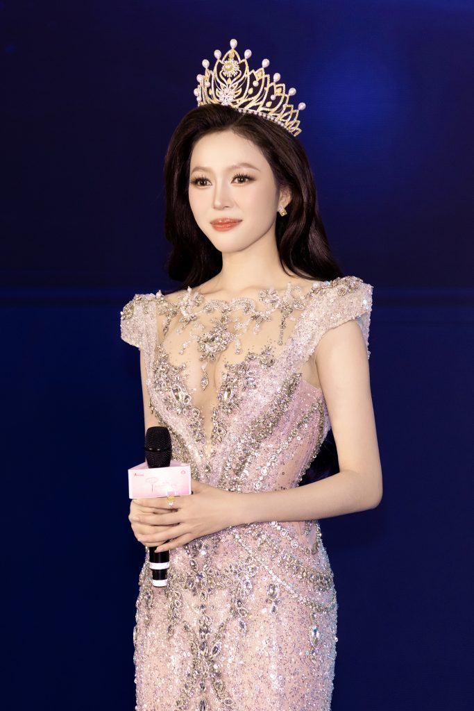 Gallery - Kiều Duy chính thức nhận sash từ Thanh Thủy, mang trang phục dân tộc “Cửu Long Ẩn Vân” đến Miss International 2025 | Moli Star - image 1