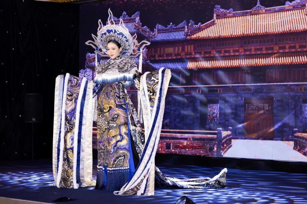Gallery - Kiều Duy chính thức nhận sash từ Thanh Thủy, mang trang phục dân tộc “Cửu Long Ẩn Vân” đến Miss International 2025 | Moli Star - image 4