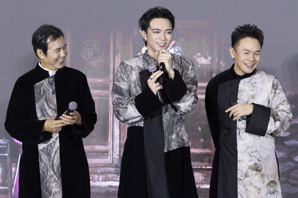 Gallery - NSND Huỳnh Tú, NSND Tự Long góp mặt trong MV “Mục hạ vô nhân” của SOOBIN: Đưa văn hóa Việt vào âm nhạc đại chúng | Moli Star - image 5
