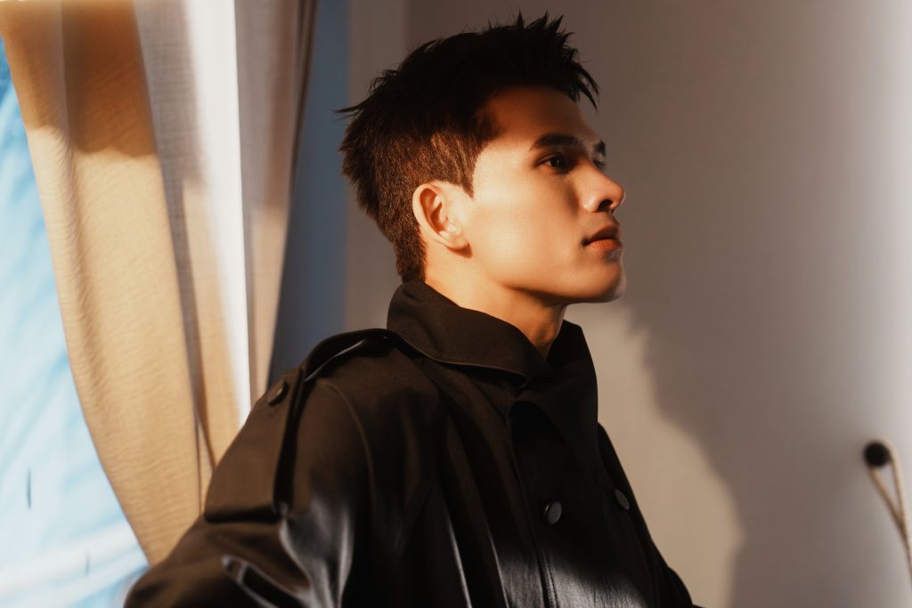 Gallery - Quốc Thiên ra mắt thêm MV mới trước thềm Live Concert Skynote 2025, khán giả “sững sờ” vì độ chịu chơi! | Moli Star - image 2