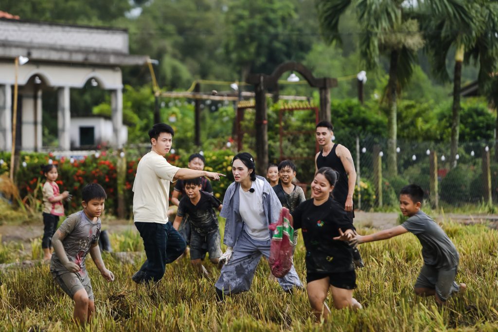 Gallery - Không còn thân thiết như trước, dàn cast “Hàng xóm mới” bỗng “bật mood” nghi ngờ các thành viên | Moli Star - image 1