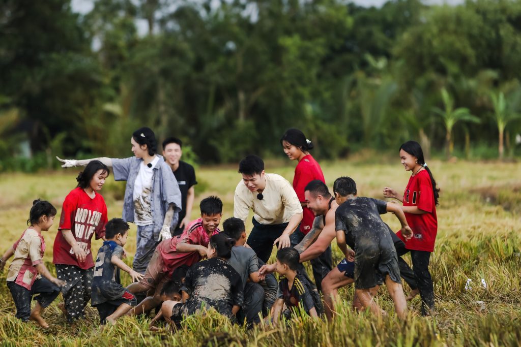 Gallery - Không còn thân thiết như trước, dàn cast “Hàng xóm mới” bỗng “bật mood” nghi ngờ các thành viên | Moli Star - image 2