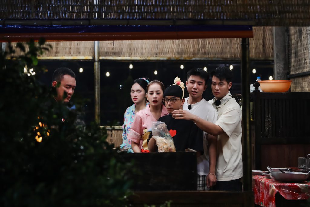 Gallery - Không còn thân thiết như trước, dàn cast “Hàng xóm mới” bỗng “bật mood” nghi ngờ các thành viên | Moli Star - image 3