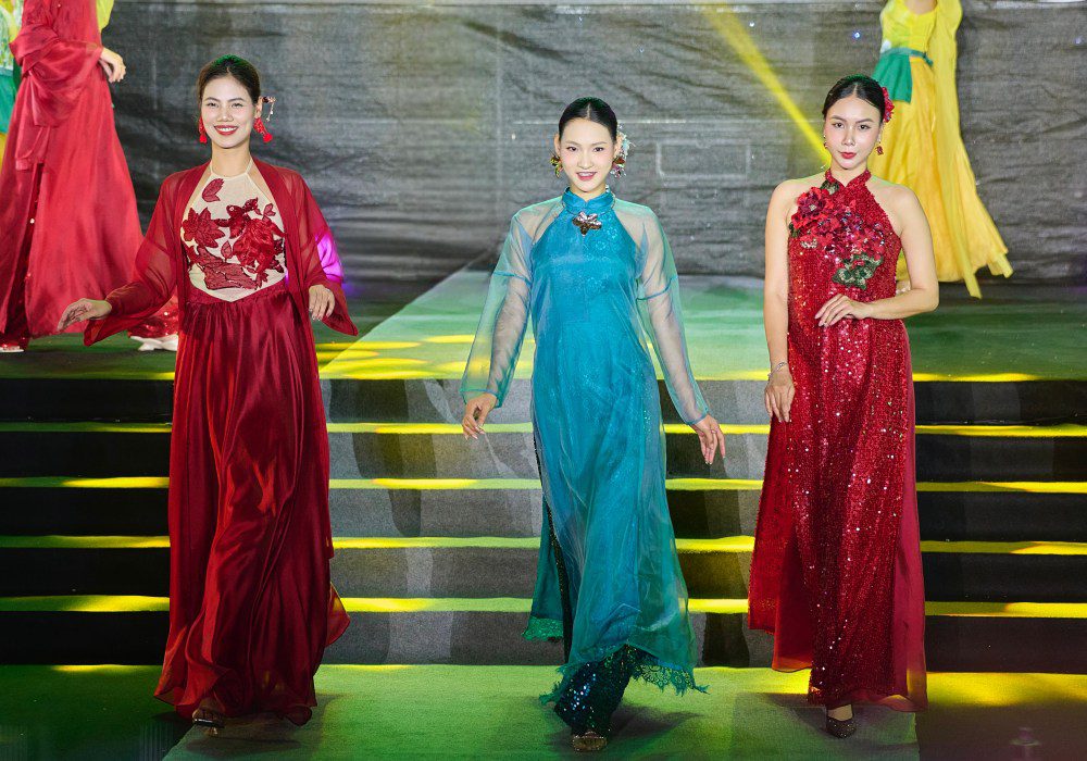 Gallery - NTK Quyên Nguyễn trình làng BST Nguyệt Lụa Phồn Hoa tại Lễ hội Áo dài Du lịch Hà Nội 2025 | Moli Star - image 1