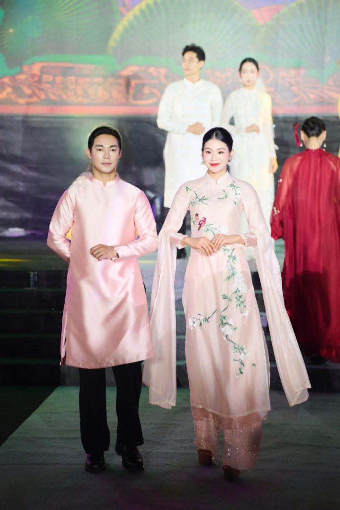 Gallery - NTK Quyên Nguyễn trình làng BST Nguyệt Lụa Phồn Hoa tại Lễ hội Áo dài Du lịch Hà Nội 2025 | Moli Star - image 2