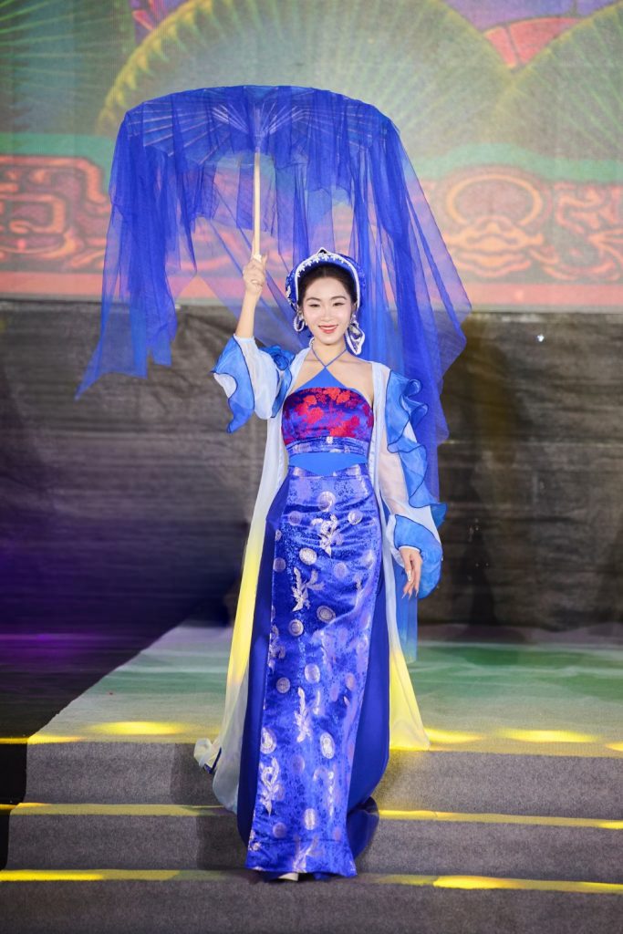 Gallery - NTK Quyên Nguyễn trình làng BST Nguyệt Lụa Phồn Hoa tại Lễ hội Áo dài Du lịch Hà Nội 2025 | Moli Star - image 4
