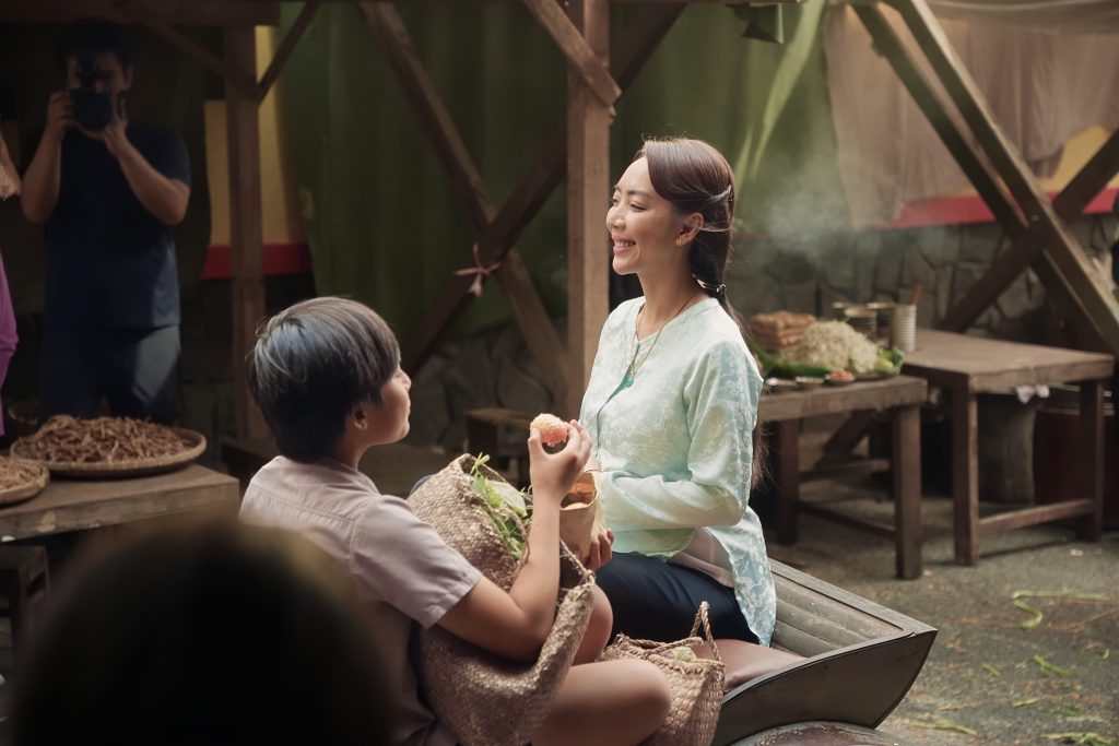 Gallery - Thu Trang “chơi lớn” làm sống lại khu phố sầm uất – Tân Châu, huy động diễn viên quần chúng hùng hậu trong “Ai thương ai mến” | Moli Star - image 1