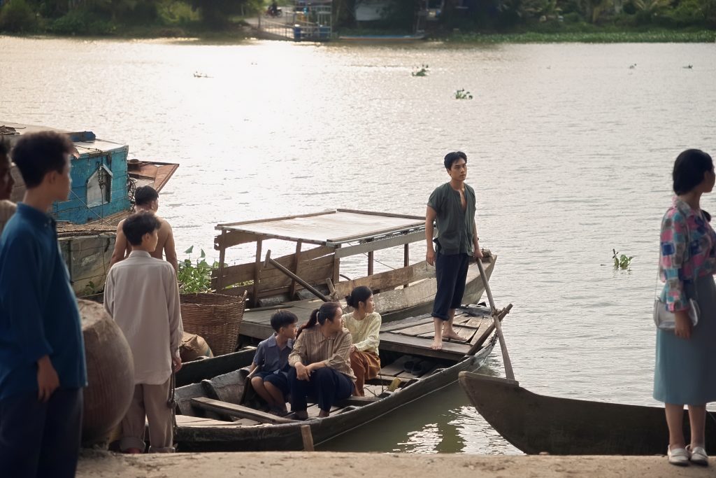 Gallery - Thu Trang “chơi lớn” làm sống lại khu phố sầm uất – Tân Châu, huy động diễn viên quần chúng hùng hậu trong “Ai thương ai mến” | Moli Star - image 4
