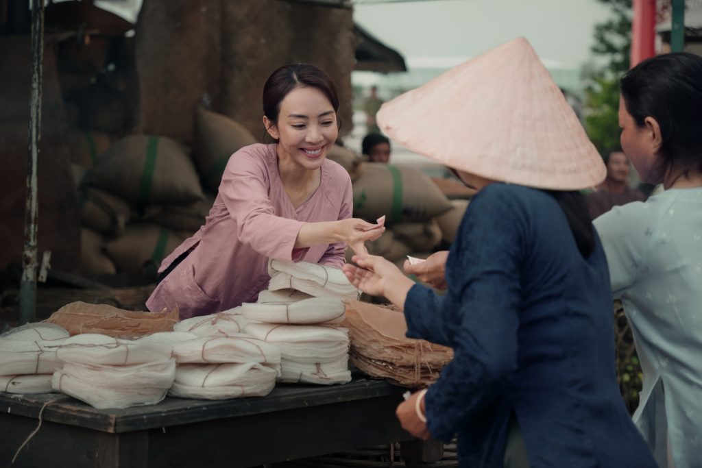 Gallery - Thu Trang “chơi lớn” làm sống lại khu phố sầm uất – Tân Châu, huy động diễn viên quần chúng hùng hậu trong “Ai thương ai mến” | Moli Star - image 8