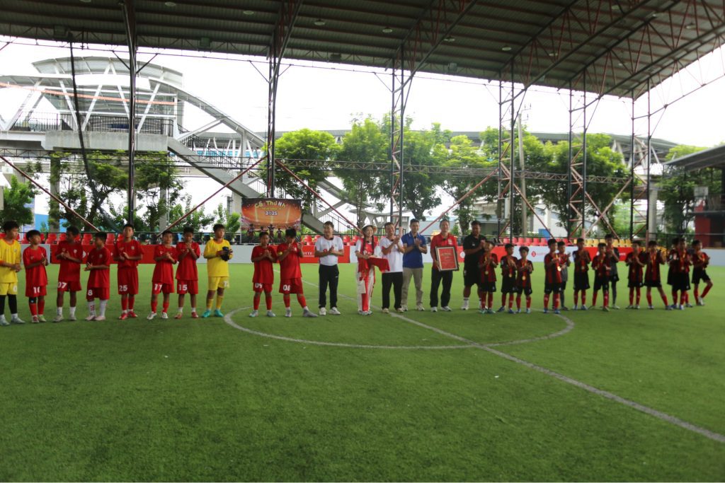 Gallery - HLV Kim Sang Sik dành tâm huyết cho Cầu thủ nhí 2025, kỳ vọng sẽ có những Quang Hải – Duy Mạnh trong tương lai | Moli Star - image 1