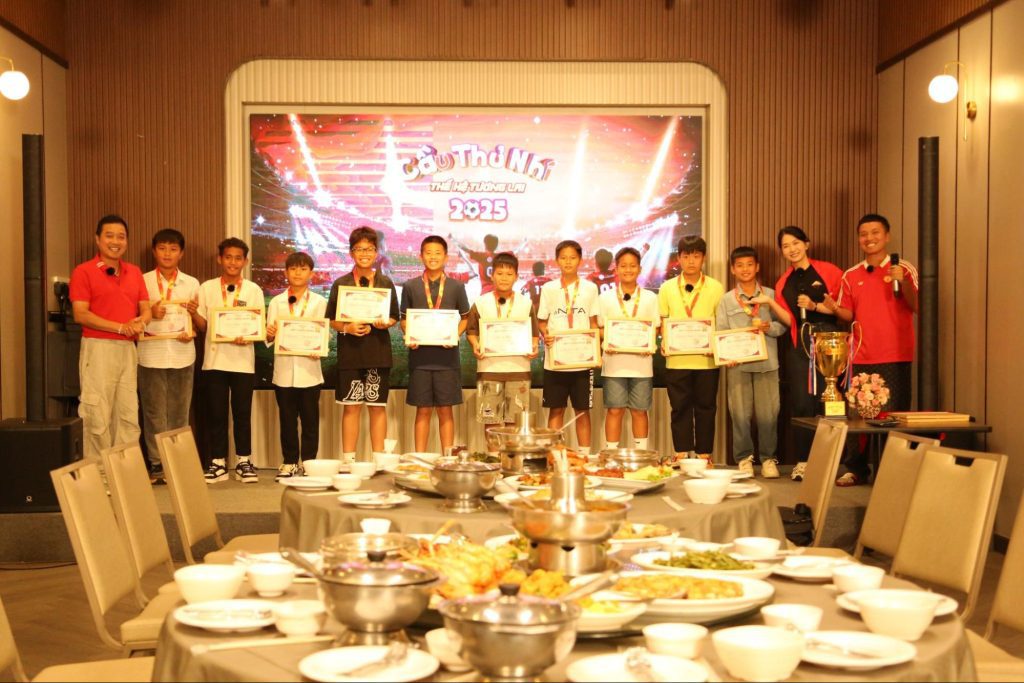 Gallery - HLV Kim Sang Sik dành tâm huyết cho Cầu thủ nhí 2025, kỳ vọng sẽ có những Quang Hải – Duy Mạnh trong tương lai | Moli Star - image 2