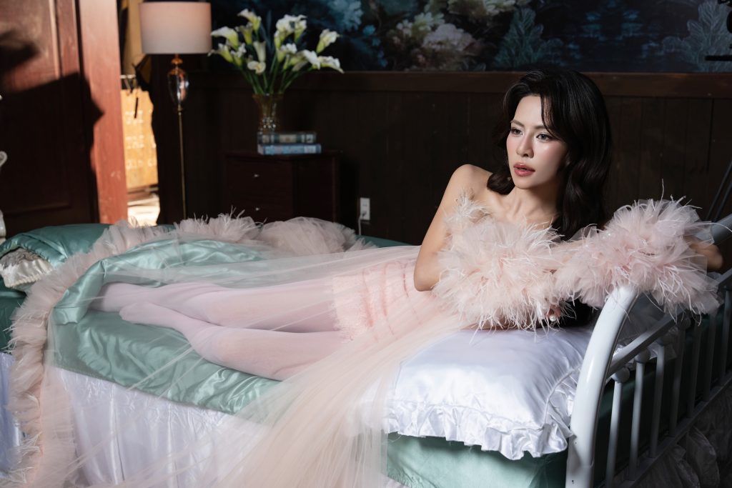 Gallery - Hà Nhi rời vùng an toàn ballad, ra nhạc “tưng tửng” mang màu sắc retro với MV “Mình nên là tri kỷ” | Moli Star - image 4