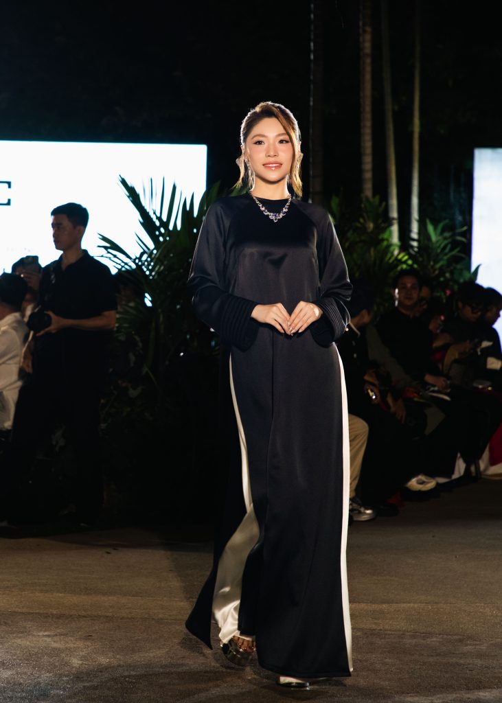 Gallery - NSND Trịnh Kim Chi, MC Quỳnh Hoa diễn áo dài tại show thời trang kỷ niệm 3 thập kỷ làm nghề của NTK Võ Việt Chung | Moli Star - image 1