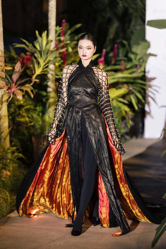 Gallery - NSND Trịnh Kim Chi, MC Quỳnh Hoa diễn áo dài tại show thời trang kỷ niệm 3 thập kỷ làm nghề của NTK Võ Việt Chung | Moli Star - image 2