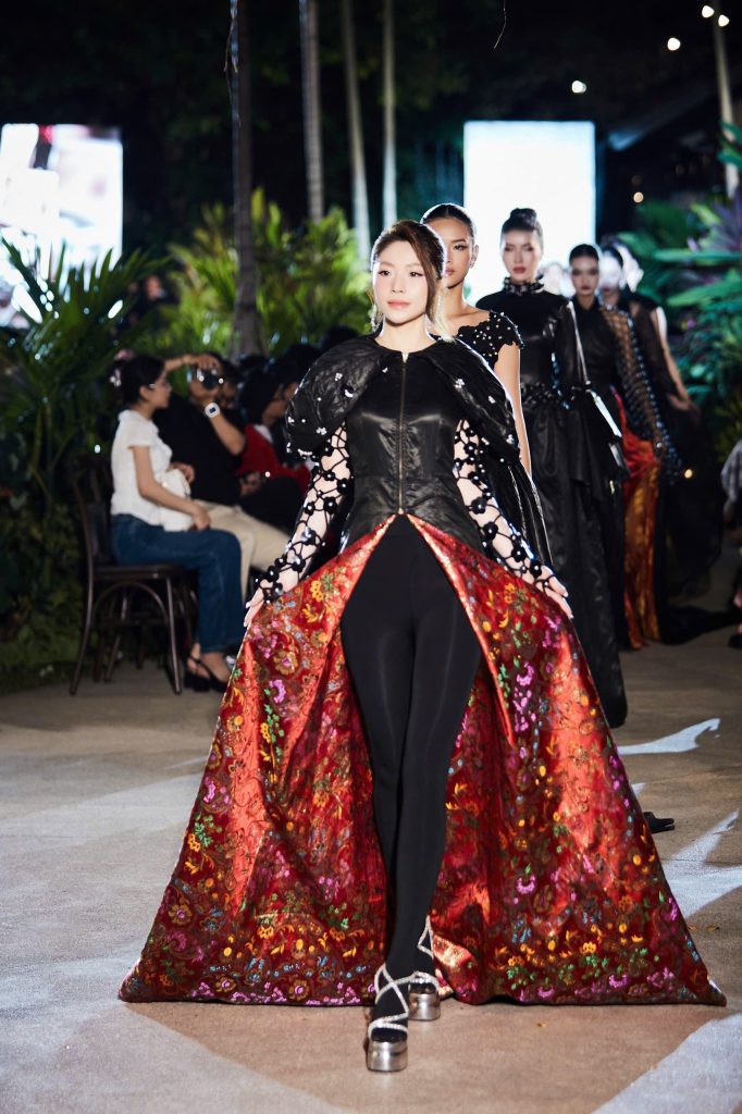 Gallery - NSND Trịnh Kim Chi, MC Quỳnh Hoa diễn áo dài tại show thời trang kỷ niệm 3 thập kỷ làm nghề của NTK Võ Việt Chung | Moli Star - image 3
