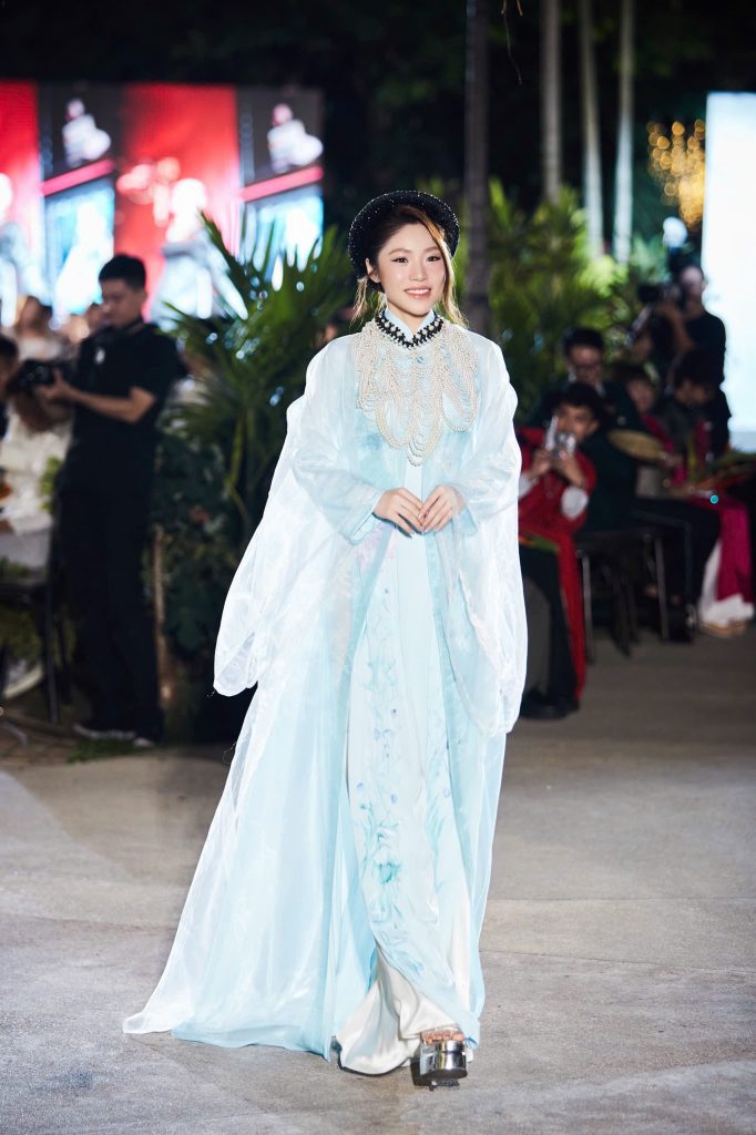 Gallery - NSND Trịnh Kim Chi, MC Quỳnh Hoa diễn áo dài tại show thời trang kỷ niệm 3 thập kỷ làm nghề của NTK Võ Việt Chung | Moli Star - image 4