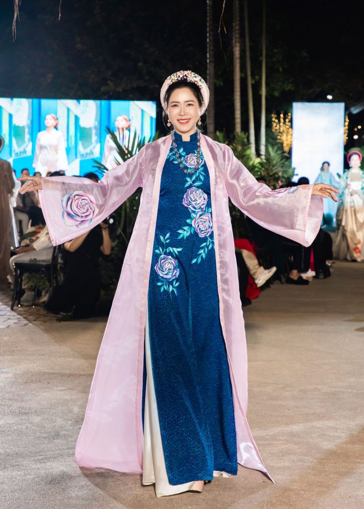 Gallery - NSND Trịnh Kim Chi, MC Quỳnh Hoa diễn áo dài tại show thời trang kỷ niệm 3 thập kỷ làm nghề của NTK Võ Việt Chung | Moli Star - image 5