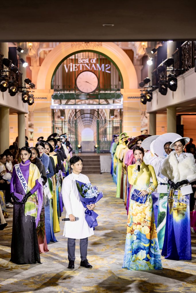 Gallery - MC Phương Uyên tạo dấu ấn khi dẫn sự kiện Miss Cosmo 2025: Song ngữ mượt mà, xướng tên quốc gia nghe “đã tai” | Moli Star - image 3