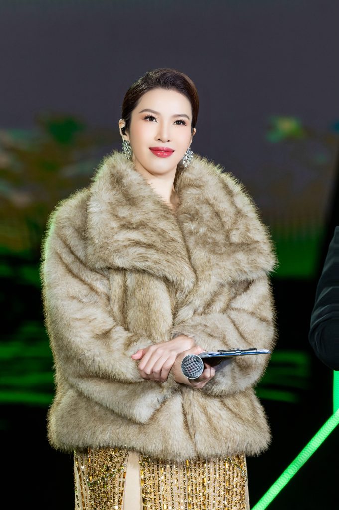 Gallery - MC Phương Uyên tạo dấu ấn khi dẫn sự kiện Miss Cosmo 2025: Song ngữ mượt mà, xướng tên quốc gia nghe “đã tai” | Moli Star - image 4