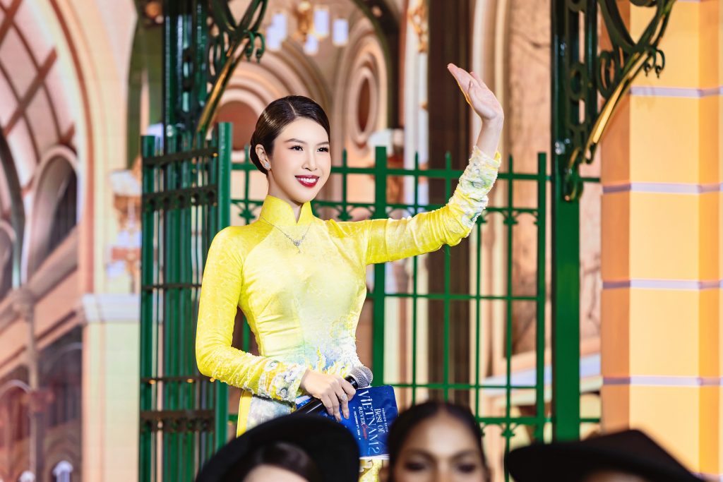 Gallery - MC Phương Uyên tạo dấu ấn khi dẫn sự kiện Miss Cosmo 2025: Song ngữ mượt mà, xướng tên quốc gia nghe “đã tai” | Moli Star - image 5