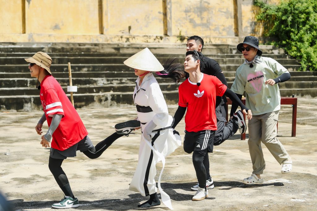 Gallery - “Hàng xóm mới” tập 8: Nguyễn Tùng Dương liên tục chiến thắng, dàn cast đội mưa vì học bổng dành cho trẻ em | Moli Star - image 2