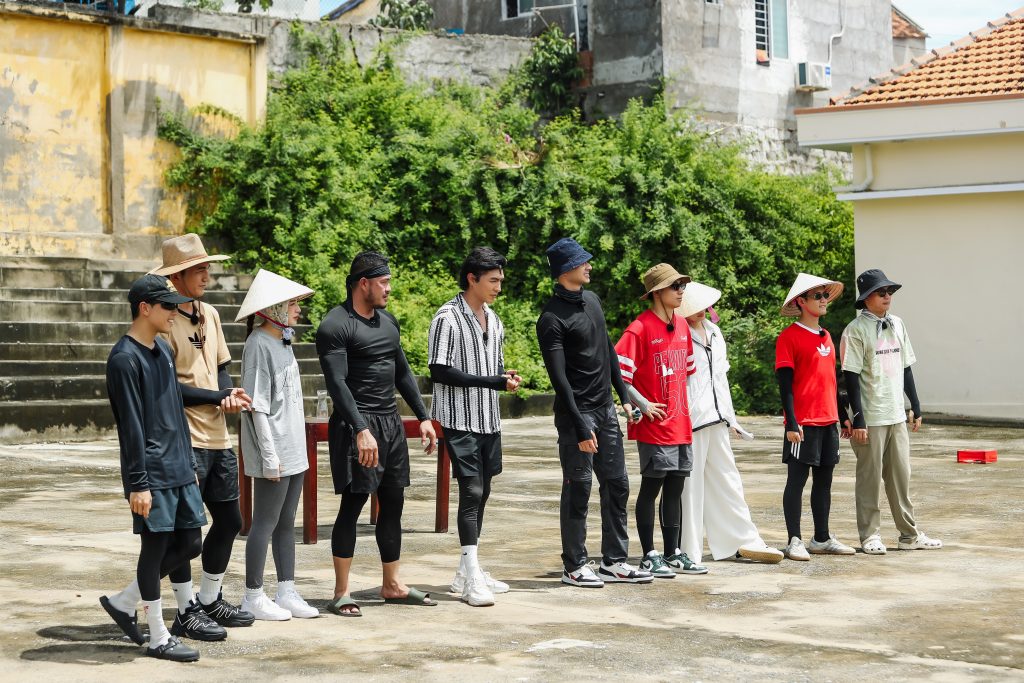 Gallery - “Hàng xóm mới” tập 8: Nguyễn Tùng Dương liên tục chiến thắng, dàn cast đội mưa vì học bổng dành cho trẻ em | Moli Star - image 3