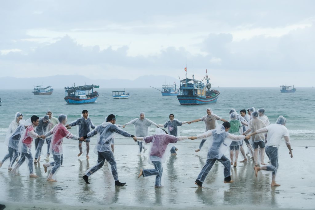 Gallery - “Hàng xóm mới” tập 8: Nguyễn Tùng Dương liên tục chiến thắng, dàn cast đội mưa vì học bổng dành cho trẻ em | Moli Star - image 5