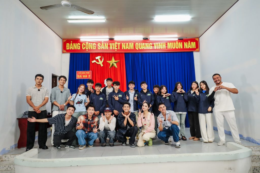 Gallery - “Hàng xóm mới” tập 8: Nguyễn Tùng Dương liên tục chiến thắng, dàn cast đội mưa vì học bổng dành cho trẻ em | Moli Star - image 6