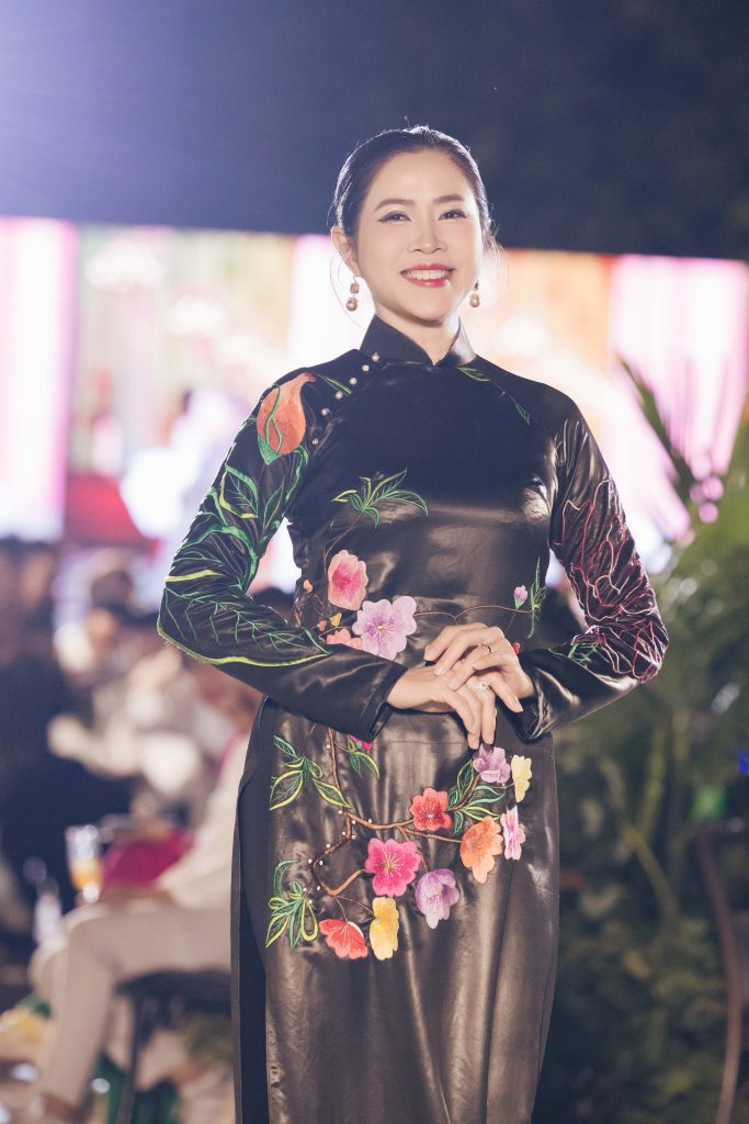 Gallery - NSND Trịnh Kim Chi, MC Quỳnh Hoa diễn áo dài tại show thời trang kỷ niệm 3 thập kỷ làm nghề của NTK Võ Việt Chung | Moli Star - image 6