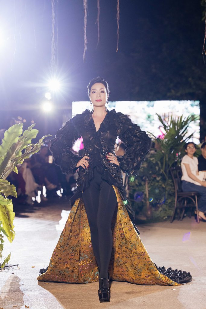 Gallery - NSND Trịnh Kim Chi, MC Quỳnh Hoa diễn áo dài tại show thời trang kỷ niệm 3 thập kỷ làm nghề của NTK Võ Việt Chung | Moli Star - image 9