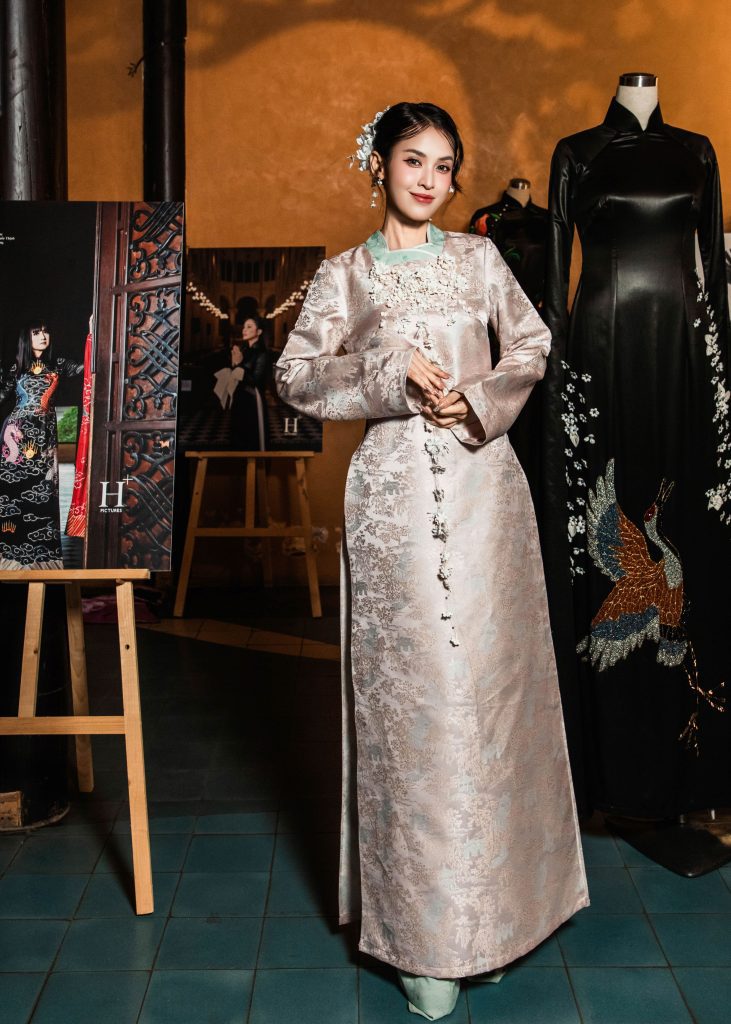 Gallery - NSND Trịnh Kim Chi, MC Quỳnh Hoa diễn áo dài tại show thời trang kỷ niệm 3 thập kỷ làm nghề của NTK Võ Việt Chung | Moli Star - image 11
