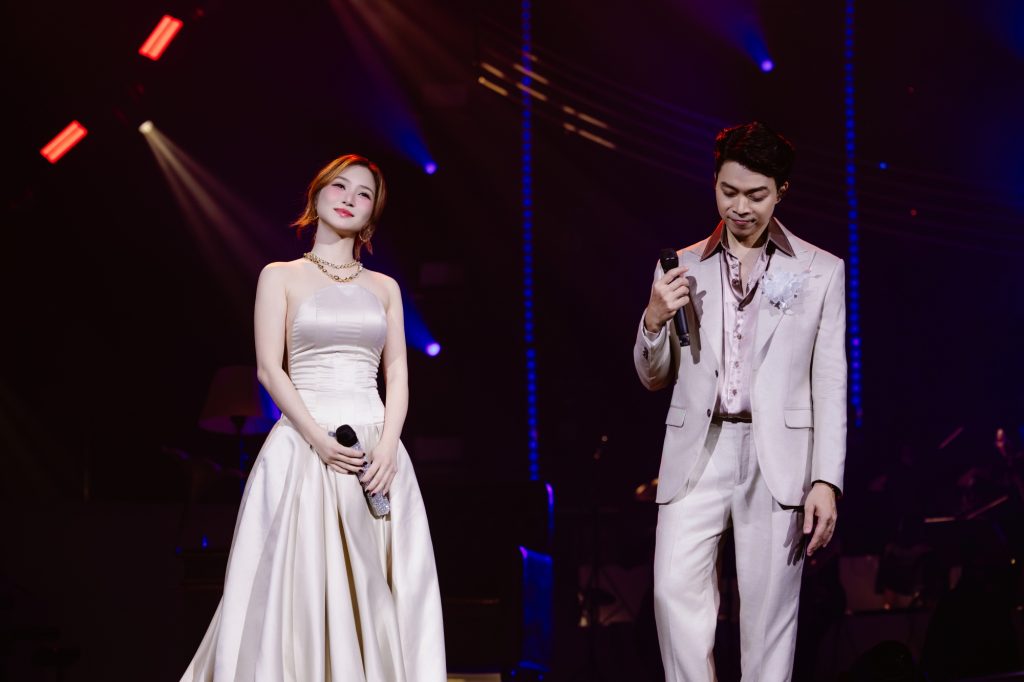 Gallery - Hương Tràm “đốt cháy” sân khấu, NSND Tấn Minh, Hoàng Quyên hội ngộ Lân Nhã tại “NHÃ CONCERT” | Moli Star - image 6