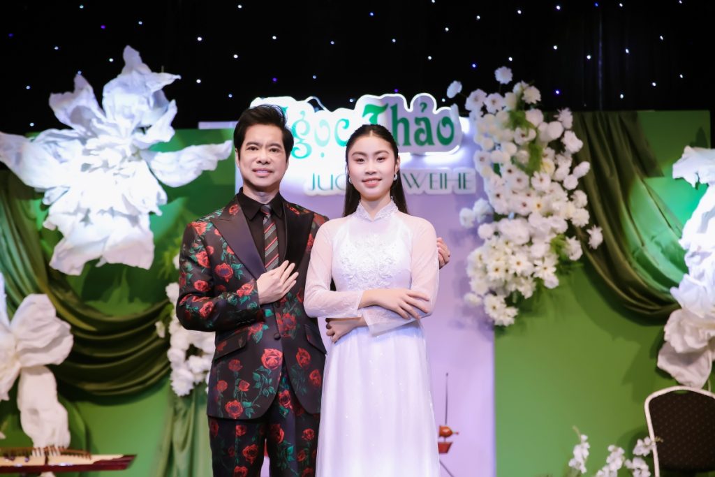 Gallery - Danh ca Ngọc Sơn tặng 5000 Euro, rơi nước mắt khi chứng kiến Ngọc Thảo toả sáng nơi xứ người | Moli Star - image 3