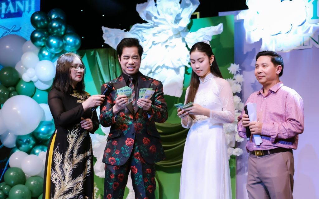 Gallery - Danh ca Ngọc Sơn tặng 5000 Euro, rơi nước mắt khi chứng kiến Ngọc Thảo toả sáng nơi xứ người | Moli Star - image 5